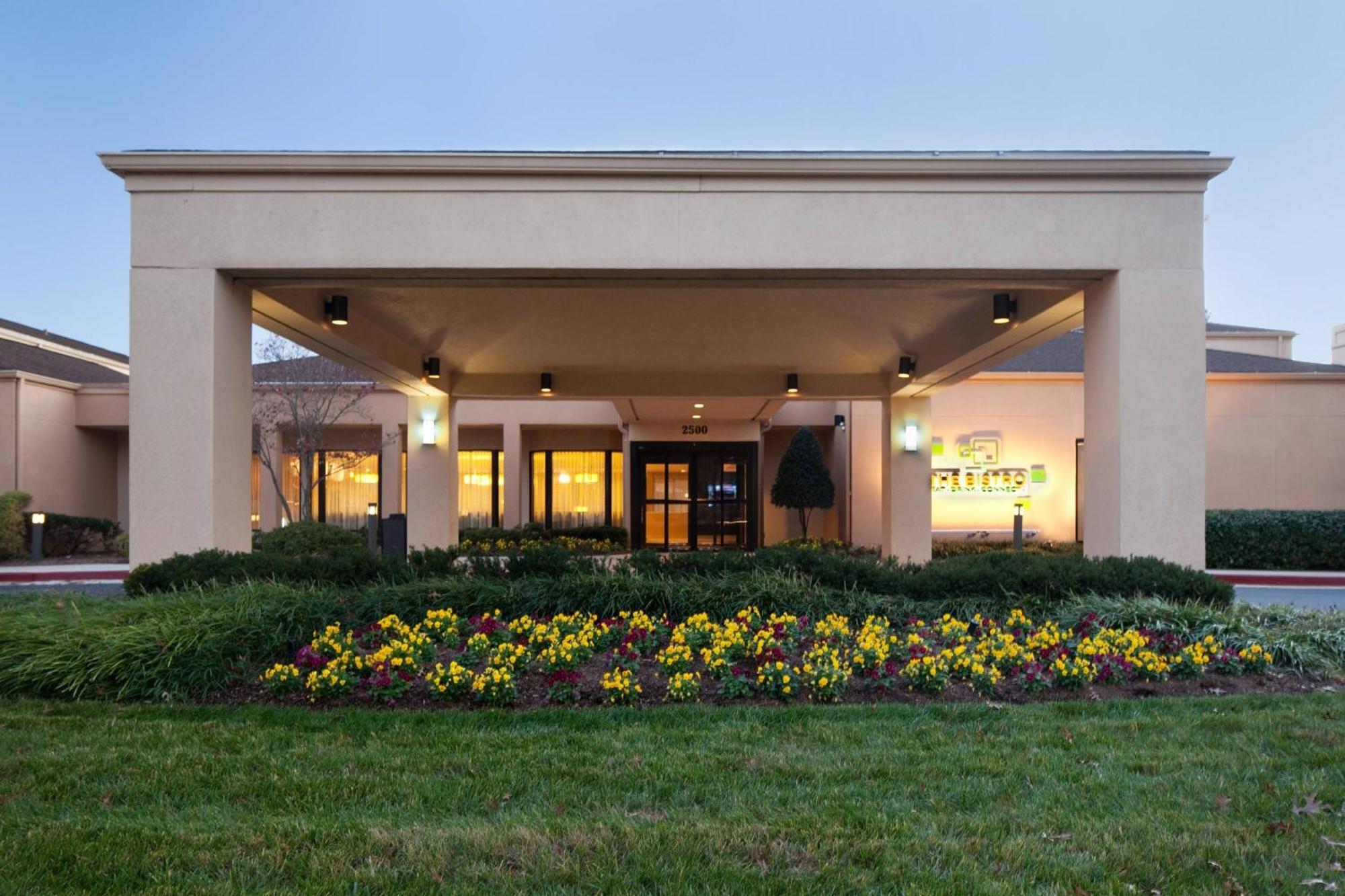 Courtyard By Marriott Роквилл Экстерьер фото