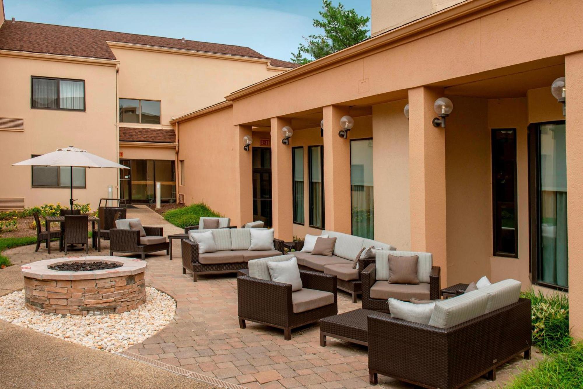 Courtyard By Marriott Роквилл Экстерьер фото